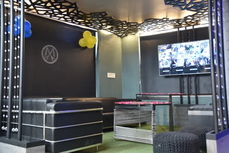 Mirror Unisex Family Salon Ambala profile image 768x513